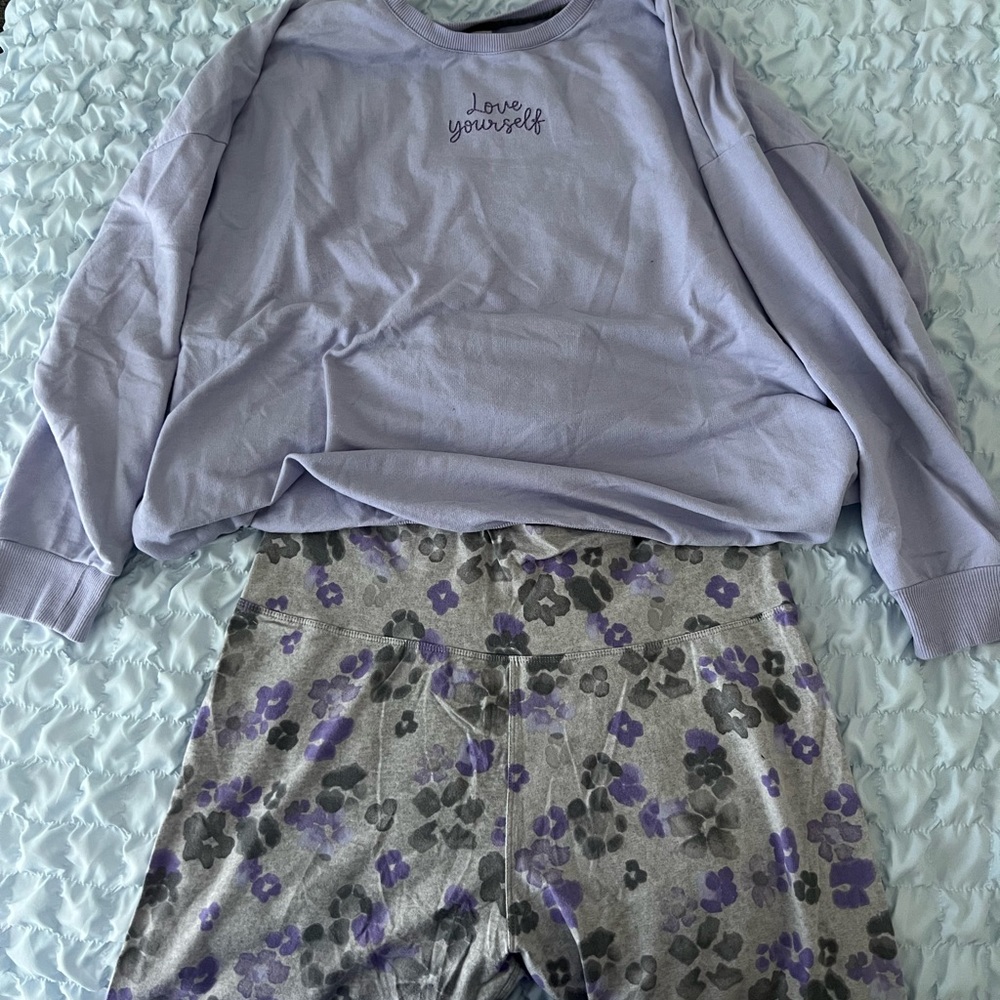 💜 super cute, comfy loungewear set or can be worn out.